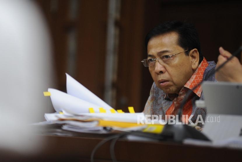 Terdakwa kasus korupsi pengadaan KTP elektronik Setya Novanto  menjalani sidang di Pengadilan Tipikor Jakarta, Kamis (1/2).