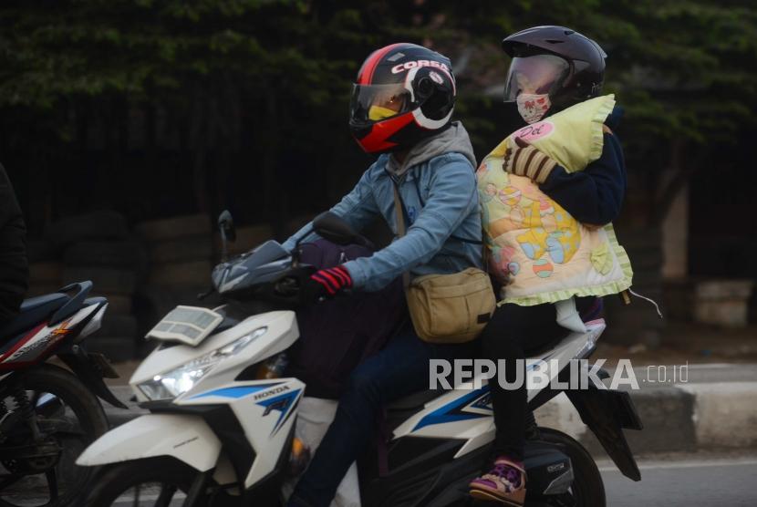 Pemudik kendaraan roda dua membawa anak saat melakukan perjalanan mudik (ilustrasi). Ada beberapa hal penting yang harus Anda perhatikan ketika membawa anak saat mudik.