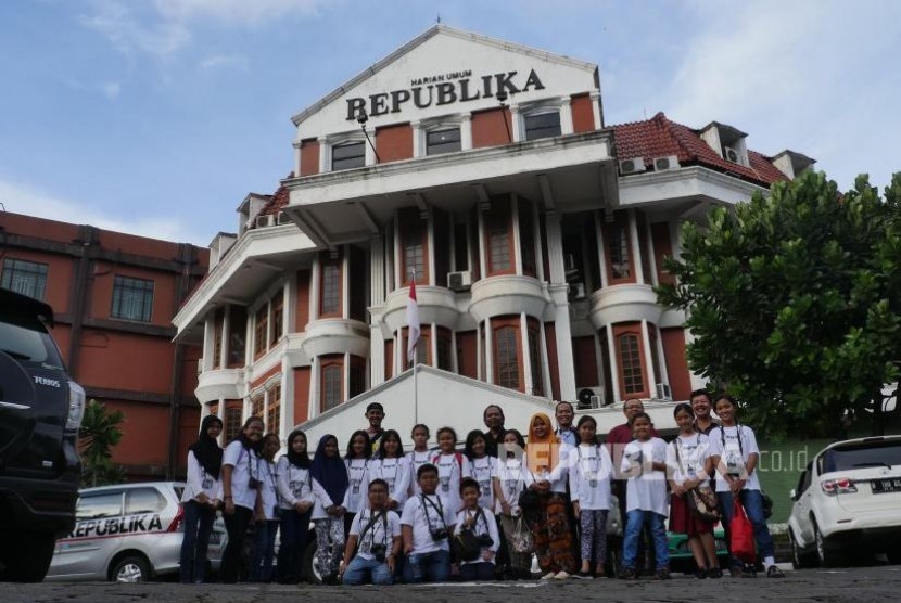 Siswa-siswi SD Pelita Jakarta yang mengikuti kegiatan ekstra kulikuler Jurnalis di sekolahnya berfoto bersama dengan jajaran redaksi Republika saat melakukan kunjungan ke kantor Pusat Republika di Jakarta, Senin (6/10).