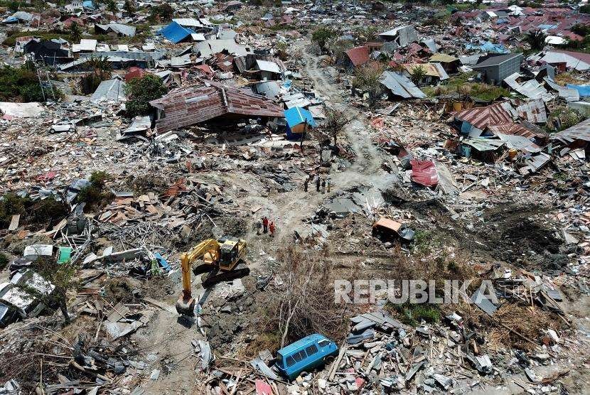 Tim SAR gabungan melakukan proses evakuasi korban di Petobo, Palu, Sulawesi Tengah, Ahad (7/10).