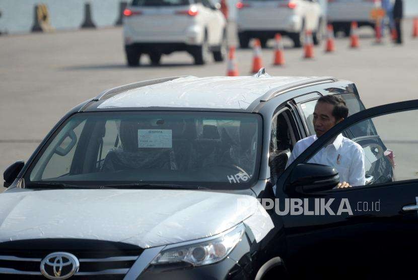 Presiden Joko Widodo menaiki mobil bermerek toyota usai acara 
