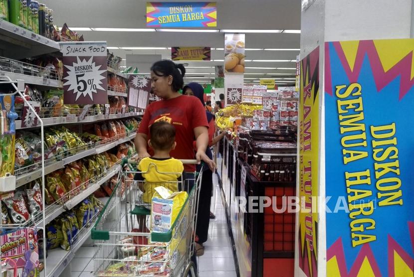 Calon pembeli saat berbelanja di Supermarket Giant (ilustrasi)
