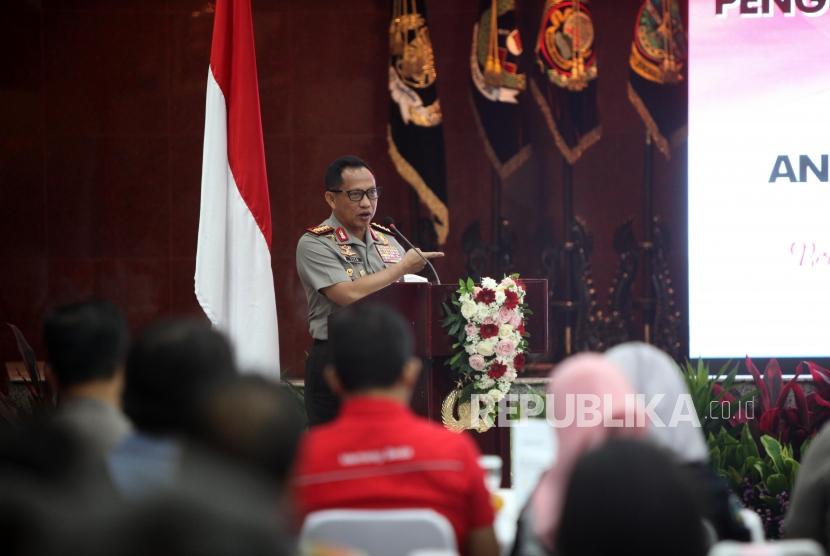 Kapolri Jenderal Pol Tito Karnavian memberikan sambutan saat acara peluncuran Anugrah Jurnalistik Polri 2018 di Mabes Polri, Jakarta, Selasa (27/3).