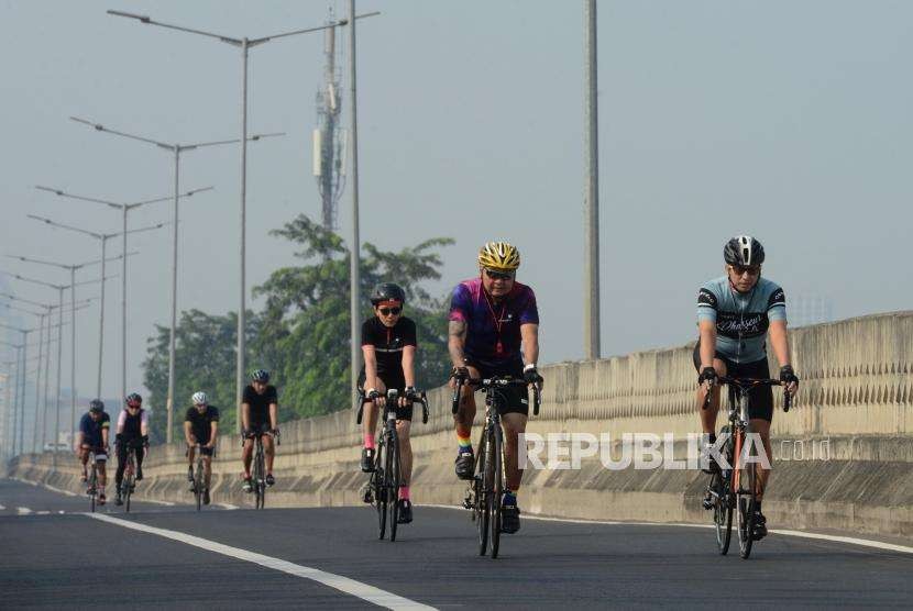 Warga bersepeda saat kegiatan Antasari Sky Sport di Jalan Layang Non Tol (JLNT) Antasari, Kebayoran Baru, Jakarta Selatan, Ahad (12/8).