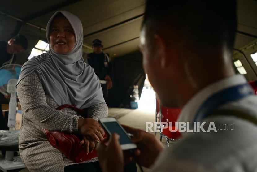 Sejumlah keluarga korban jatuhnya pesawat Lion Air JT610 diwawancarai saat menunggu kabar di Dermaga JICT 2 Pelabuhan Tanjung Priok, Jakarta, Selasa (30/10).