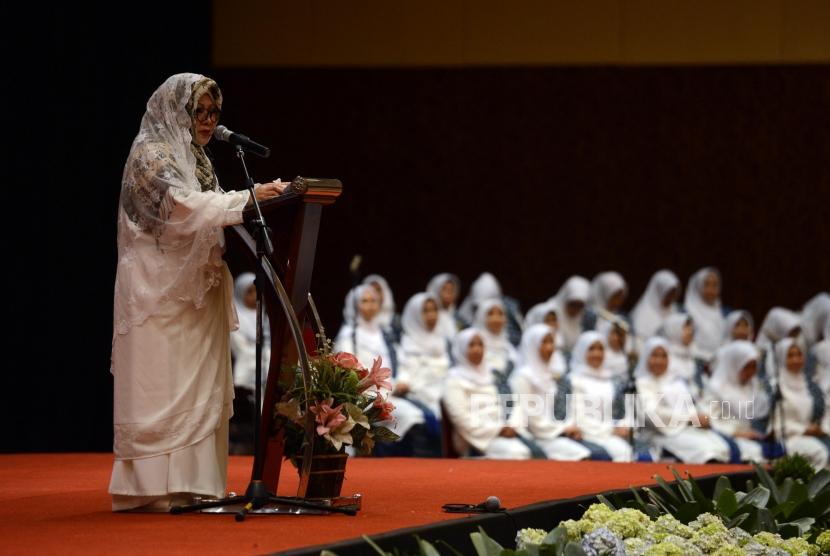 Putri mantan Presiden Soeharto Siti Hardjianti Rukmana atau Tutut Soeharto memberikan sambutan pada acara milad ke-38 tahun di Gedung Sasana Kriya TMII, Jakarta, Selasa (5/2).
