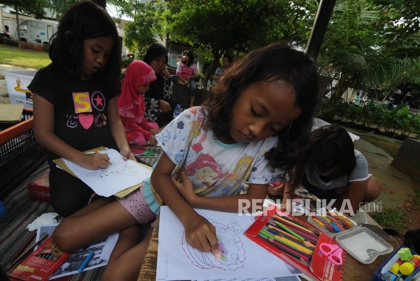 Sejumlah anak-anak mengikuti kegiatan belajar sambil bermain yang diselenggarakan oleh Perpustakaan Keliling Yayasan Pustaka Kelana di Taman Pintar, Pulogadung, Jakarta, Rabu (24/1).