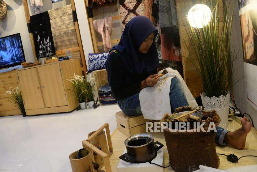 Peserta pameran melakukan proses membatik disalah satu stand Pameran Kriyanusa 2018 di Jakarta, Rabu (26/9).