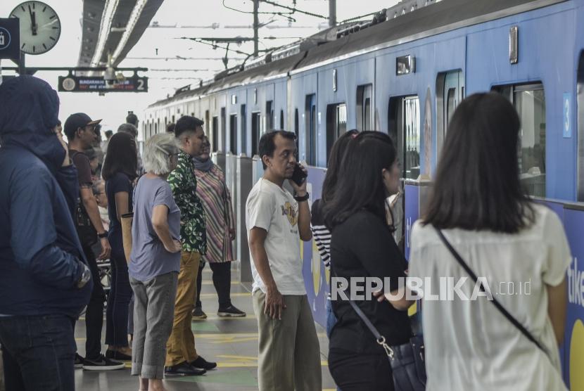 Sejumlah masyarakat menunggu kereta MRT (Mass Rapid Transit) di stasiun Lebak Bulus, Jakarta Selatan (ilustrasi)