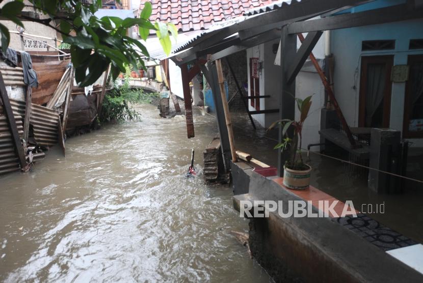 Kondisi tanggul Kali Pulo yang jebol di Jatipadang, Jakarta, Rabu (20/12).