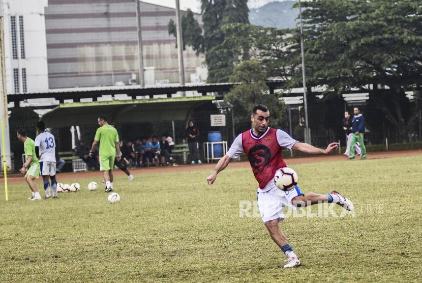 Penyerang Persib Bandung Artur Gevorkyan mengikuti sesi latihan di Sasana Olahraga Ganesha (Saraga) ITB, Kota Bandung, Jumat (19/4).
