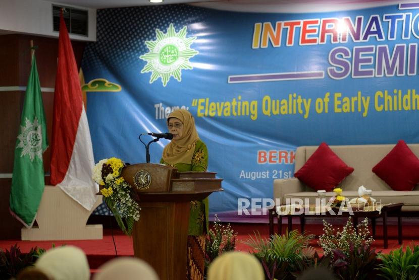 Ketua Pimpinan Pusat Aisyiyah Masyitoh Chusnan memberikan sambutan pada acara pembukaan seminar Internasional di kampus UHAMKA, Jakarta, Rabu (21/8).