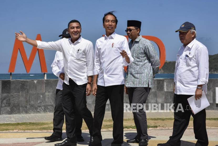 Presiden Joko Widodo (tengah) didampingi Direktur Utama Indonesia Tourism Development Corporation (ITDC) Abdulbar M. Mansoer (kedua kiri) beserta Menteri Pekerjaan Umum dan Perumahan Rakyat (PUPR) Basuki Hadimuljono (kanan) dan Gubernur NTB Zulkieflimansyah (kedua kanan) meninjau persiapan lokasi MotoGP Mandalika 2021 di the Mandalika, Praya, Lombok Tengah, NTB, Jumat (17/5/2019).