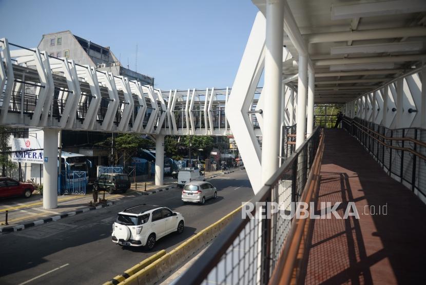 Suasana skybridge penghubung Stasiun LRT Jakarta Veldrome-Halte Transjakarta Pemuda di kawasan Rawamangun, Jakarta.