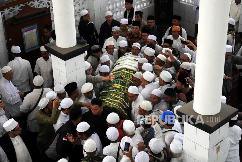 Ribuan umat muslim mengantar jenazah Habib Abdurahman bin Muhammad Bin Ali Habsyi di Masjid Jami Al-Riyadh, Senen, Jakarta, Selasa (16/1).