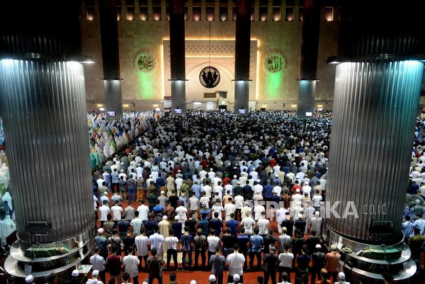 Umat muslim menunakian Shalat Tarawih pertama di Masjid Istiqlal, Jakart, Ahad (5/5/2019).  Pada paruh kedua Ramadhan, umat Islam dianjurkan membaca qunut witir.