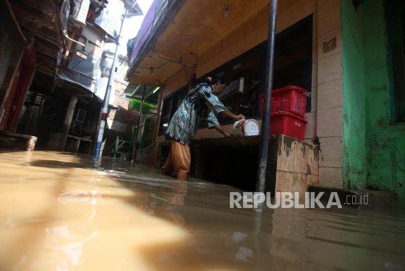 Kali Ciliwung Meluap, Kampung Melayu Terendam Banjir | Republika Online