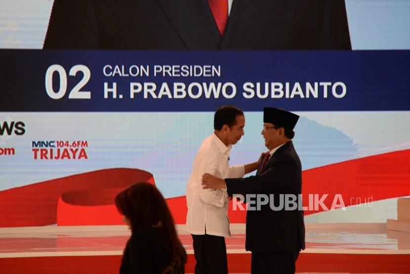 Capres No 01 Joko Widodo dan Capres No 02 Prabowo Subianto usai debat kedua calon presiden pemilu 2019, Jakarta, Ahad (17/2).