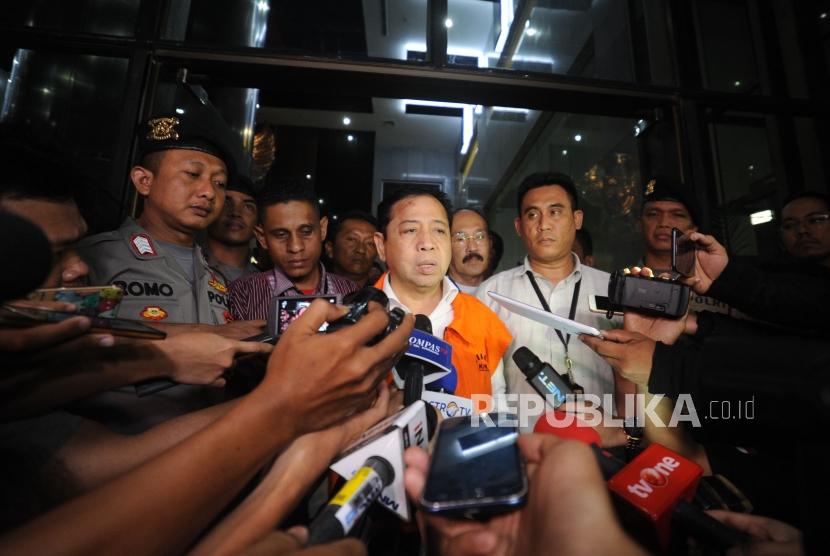 Ditahan. Ketua DPR RI Setya Novanto memberikan keterangan  di gedung KPK, Jakarta Selatan, mengenkan rompi tahanan, Senin (20/11).