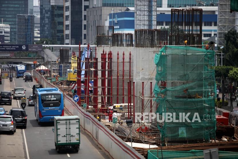 Seorang pekerja melakukan pengecekan pada proyek pembangunan Light Rail Transit (LRT) di Jakarta, Senin (5/3).