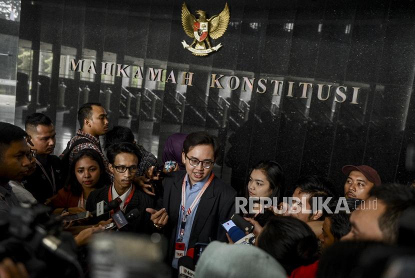 Zico Leonard (tengah) menjawab pertanyaan wartawan usai sidang di Gedung Mahkamah Konstitusi, Jakarta, Senin (30/9).