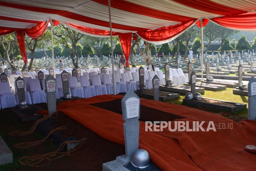 Suasana persiapan pemakaman Presiden Republik Indonesia ke-3 BJ Habibie di Tempat Makam Pahlawan (TMP) Kalibata, Jakarta, Kamis (12/9/2019).