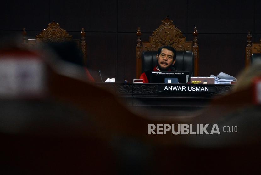 Ketua Mahkamah Konstitusi Anwar Usman saat memimpin sidang perdana Perselisihan Hasil Pemilihan Umum (PHPU) Pemilihan Presiden (Pilpres) 2019 di Gedung Mahkamah Konstitusi, Jakarta, Jumat (14/6).