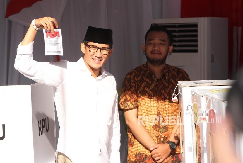 Sandiaga Uno Menggunakan Hak Pilih. Calon Wakil Presiden Nomor 02, Sandiaga Uno bersama keiuarga menggunakan hak pilih pada Pemilu 2019 di TPS 02, Kebayoran Baru, Jakarta, Rabu (17/4/2019).