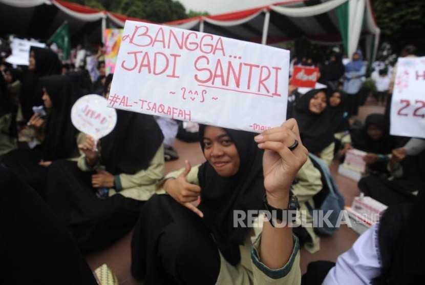 Hari Santri.  Santriwati  membawa poster dalam apel Hari Santri  dalam Rangka Hari Santri Nasional 2017 di  Tugu Proklamasi, Jakarta, Minggu (22/10).