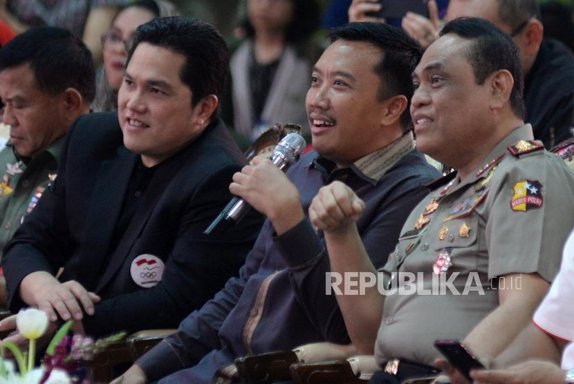 Chief de Mission (CdM) Asian Games 2018 Komjen Syafruddin (kanan) bersama Menpora Imam Nahrawi (tengah) dan Ketua Pelaksana INASGOC Erick Thohir mencoba fasilitaas teleconference saat peresmian Gedung Sekretariat Chief de Mission (CdM) Tim Indonensia Asian Games 2018, di Komplek STIK, Kebayoran Baru, Jakarta, Jumat (26/1).