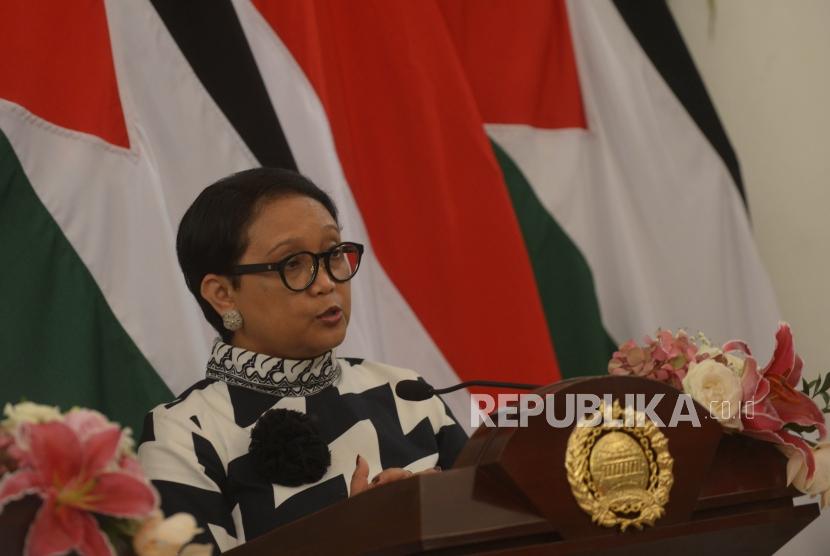 Menteri Luar Negeri Indonesia  Retno Marsudi memberikan keterangan usai mengadakan pertemuan bilateral di  gedung Pancasila Kementrian Luar Negeri, Jakarta, Selasa (16/10).