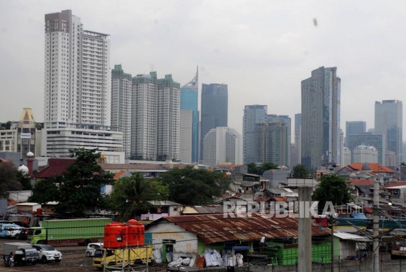 Tata Ruang Kota Jakarta. Suasana pemukiman penduduk dan gedung bertingkat terlihat dari kawasan Tanah Abang, Jakarta Pusat, Rabu (8/11). Pengamat Pekotaan Universitas Trisakti, Nirwono Joga, menyatakan lebih dari 80 persen tata ruang di Jakarta menyalahi peruntukan yang menyebabkan sejumlah wilayah kerap dilanda banjir
