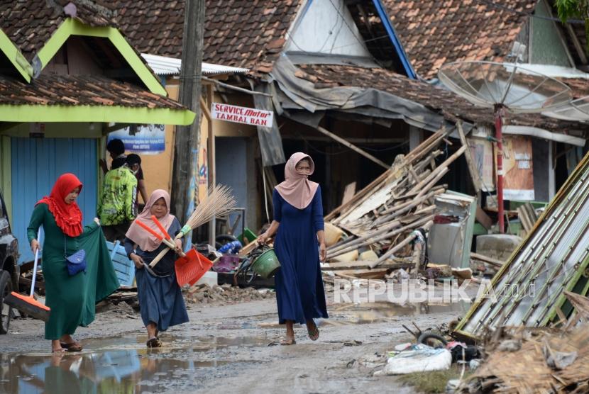 Suasana dampak kerusakan pasca bencana Tsunami di Kawasan Sumur, Pandeglang, Banten, Selasa (25/12).