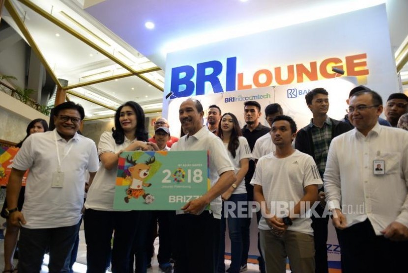 Peluncuran Brizzi Asian Games 2018. Direktur Konsumer Bank BRI Handayani (kedua kiri) menyerahkan simbolik kartu BRIZZI edeisi khusus kepada Sekjen Inasgoc Eris Herryanto saat peluncuran BRIZZI edisi khusus Asian Games 2018 di Balai Sidang Jakarta, Jumat (3/11).