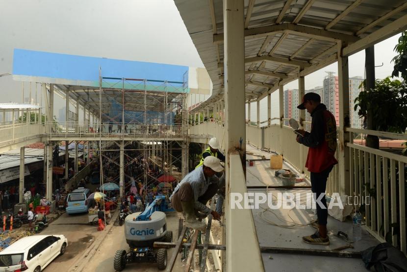 Pekerja saat menyelesaikan pembangunan jembatan multiguna atau skybridge di kawasan Tanah Abang, Jakarta Pusat, Rabu (7/11).