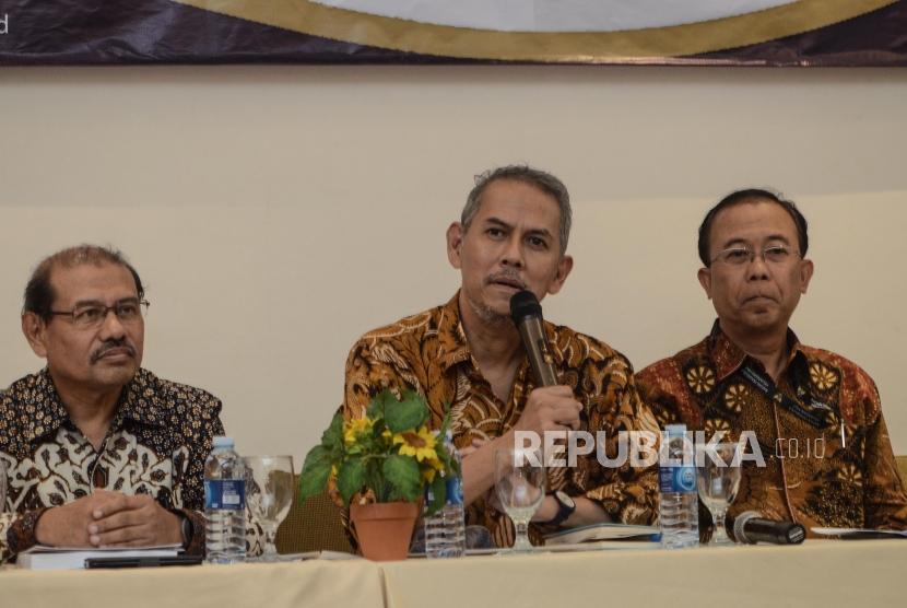 Konferensi Pers Pencapaian BPKH. Anggota Dewan Pengawas Akhyar Adnan (kiri), Kepala Badan Pelaksana Anggito Abimanyu (tengah) dan Anggota Badan Pelaksana Acep R. Jayaprawira  (kanan)  saat konferensi pencapaian Badan Pengelola Keuangan Haji (BPKH) di Jakarta Pusat, Rabu (19/6).