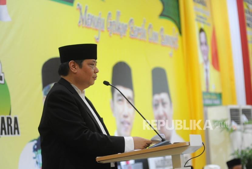 Istighosah Golkar.  Ketua Umum Partai Golong Karya Airlangga Hartarto memberikan sambutan dalam istighosah di DPP Partai Golkar, Jakrta, Rabu (28/2).