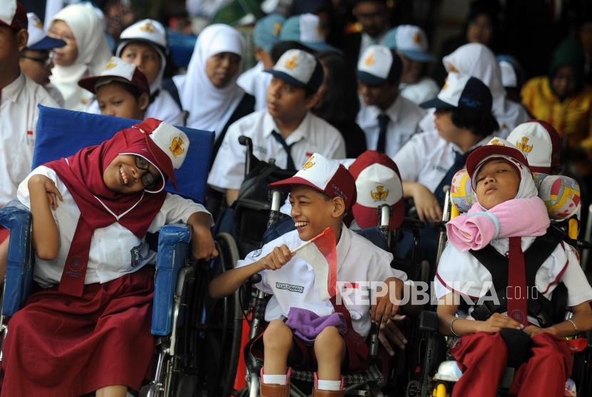 Sejumlah pelajar berkebutuhan khusus menghadiri upacara peringatan Hari Pendidikan Nasional di Kantor Kementerian Pendidikan dan Kebudayaan, Jakarta, Rabu (2/5).