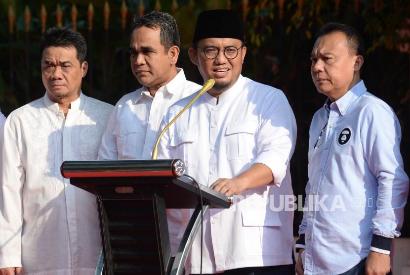 Jubir BPN 02 Dahnil Anzar Simanjuntak bersama Anggota tim Pemenangan Prabowo-Sandi menyampaikan keterangan di Kartenegara, Jakarta, Rabu (17/4).