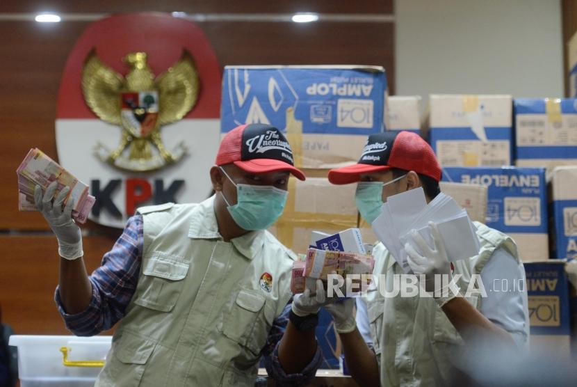 Penyidik KPK memperlihatkan barang bukti saat konferensi pers di Gedung Merah Putih KPK, Jakarta, Kamis (28/3).