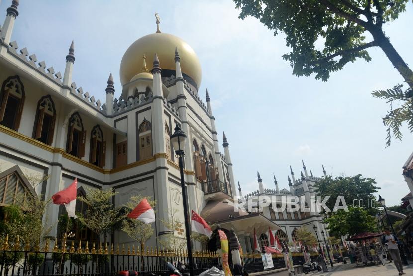Seluruh Masjid di Singapura Ditutup Cegah Penyebaran Corona. Wisatawan menikmati suasana kawasan Masjid Sultan di Kampung Glam, Singapura.(Republika/Prayogi)