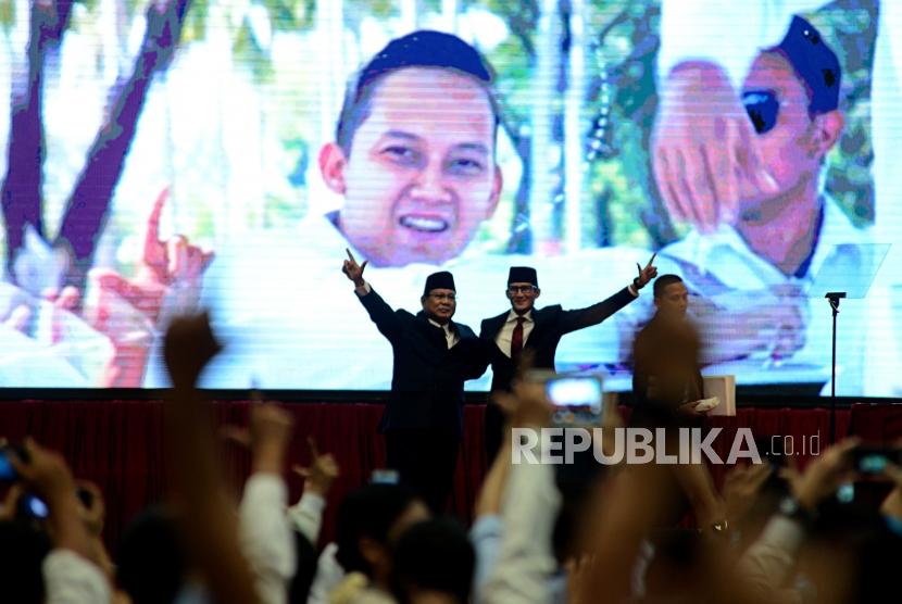 Calon Presiden dan Calon Wakil Presiden Nomor Urut 02 Prabowo Subianto dan Sandiaga Uno saat akan menyampaikan pidato kebangsaan di Jakarta Convention Center, Senin (14/1).