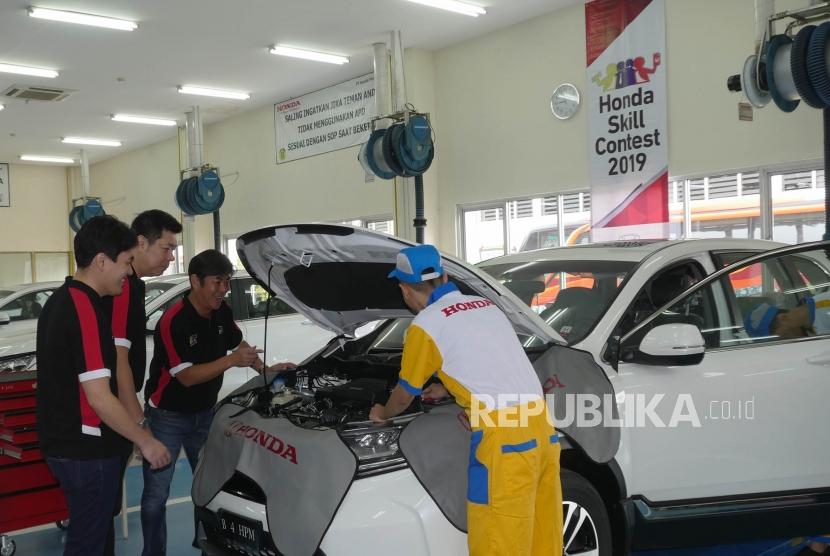 PT Honda Prospect Motor (HPM) melakukan penyempurnaan untuk servis perawatan berkala dengan memperkenalkan layanan Quick Maintenance. Foto President Director PT Honda Prospect Motor (HPM) Takehiro Watanabe  (ketiga kiri) bersama Marketing and After Sales Service Director PT HPM Jonfis Fandy (kedua kiri) dan Business Planning Director PT HPM Takayuki Uotani (kiri) mengamati teknisi servis, (ilustrasi).