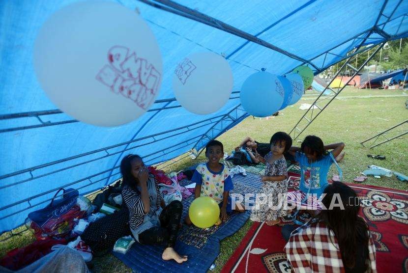 Sejumlah warga beraktivitas di tenda pengungsian di Lapangan Vatulemo, Palu, Sulawesi Tengah, Senin (1/10).