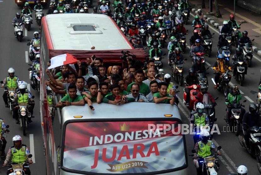  Konvoi Timnas U22. Pemain dan ofisial Timnas U-22 Indonesia menaiki bus tingkat ketika konvoi menuju Istana Negara di Jalan Jenderal Sudirman, Jakarta, Kamis (28/2).