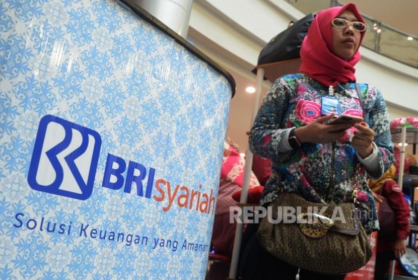 Aktivitas perbankan di BRI Syariah, Jakarta, Senin (30/10).
