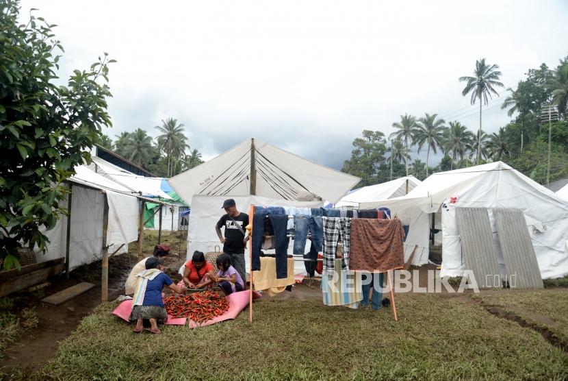 Aktivitas warga di lokasi pengungsian Rendang, Bali, Kamis (30/11).