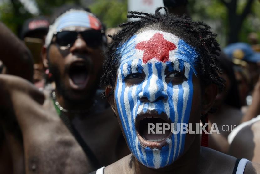 Sejumlah massa yang tergabung dalam Mahasiswa Papua Anti Rasisme, Kapitalisme, Kolonialisme dan Militerisme menggelar unjuk rasa di Jalan Merdeka Utara, Jakarta, Kamis (22/8).