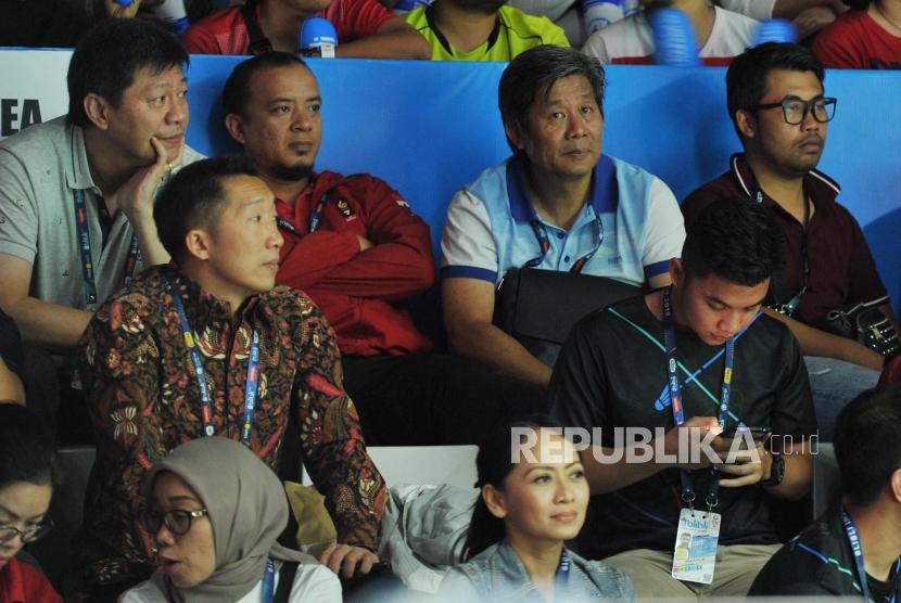 Pelatih ganda putra Indonesia Herry IP (kedua kanan atas) duduk di tribun stadion saat menyaksikan partai final nomor ganda putra antara Marcus Fernaldi Gideon/Kevin Sanjaya Sukamuljo melawan Mohammad Ahsan/Hendra Setiawan pada Blibli Indonesia Open 2019 di Istora Gelora Bung Karno, Jakarta, Ahad (21/7).