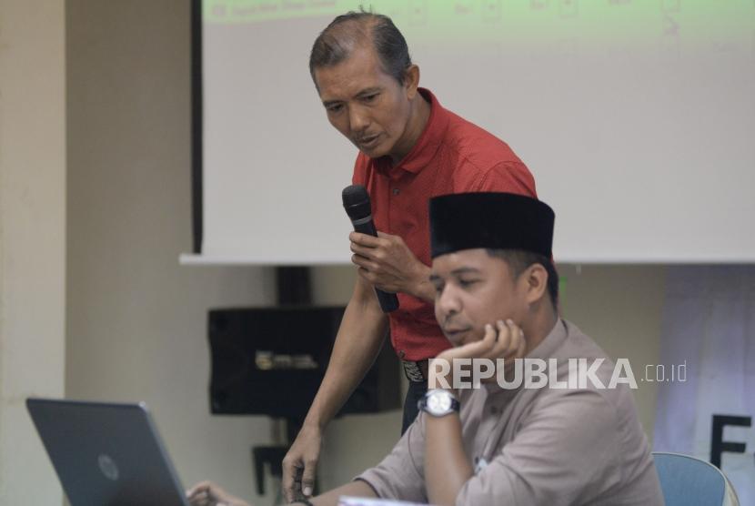 Sekjen Federasi Serikat Guru Indonesia (FSGI) Heru Purnomo (kiri) didampingi Wakil Sekjen FSGI Satriwan Salim menberikan keterangan catatan akhir tahun pedididkan 2017 di Gedung LBH Jakarta, Senin (26/12).
